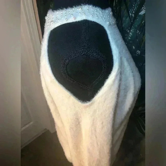 White long sleeve cold shoulder sweater size large - Picture 15 of 16